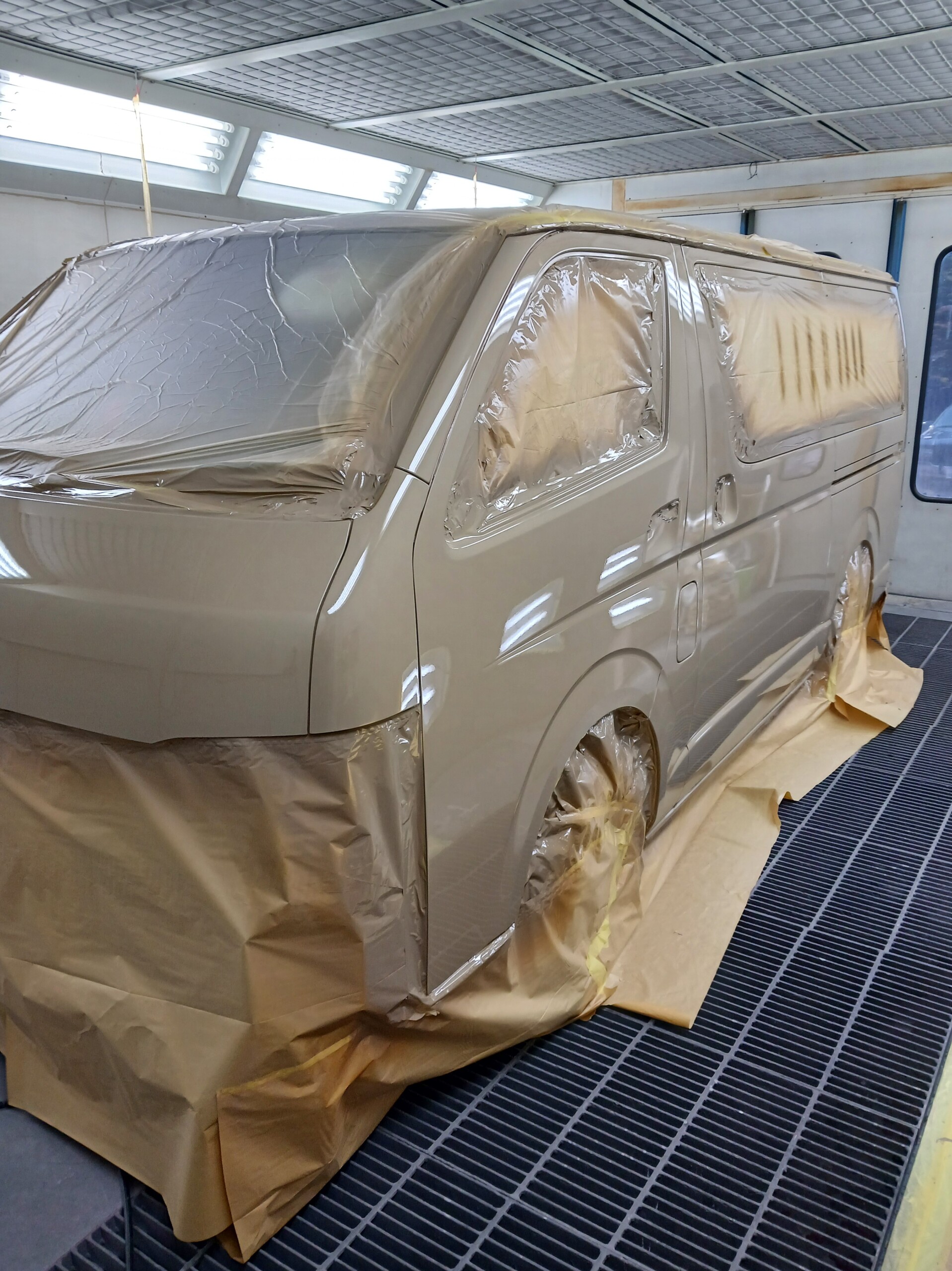 ハイエース純正色からアースカラーへ全塗装のご依頼