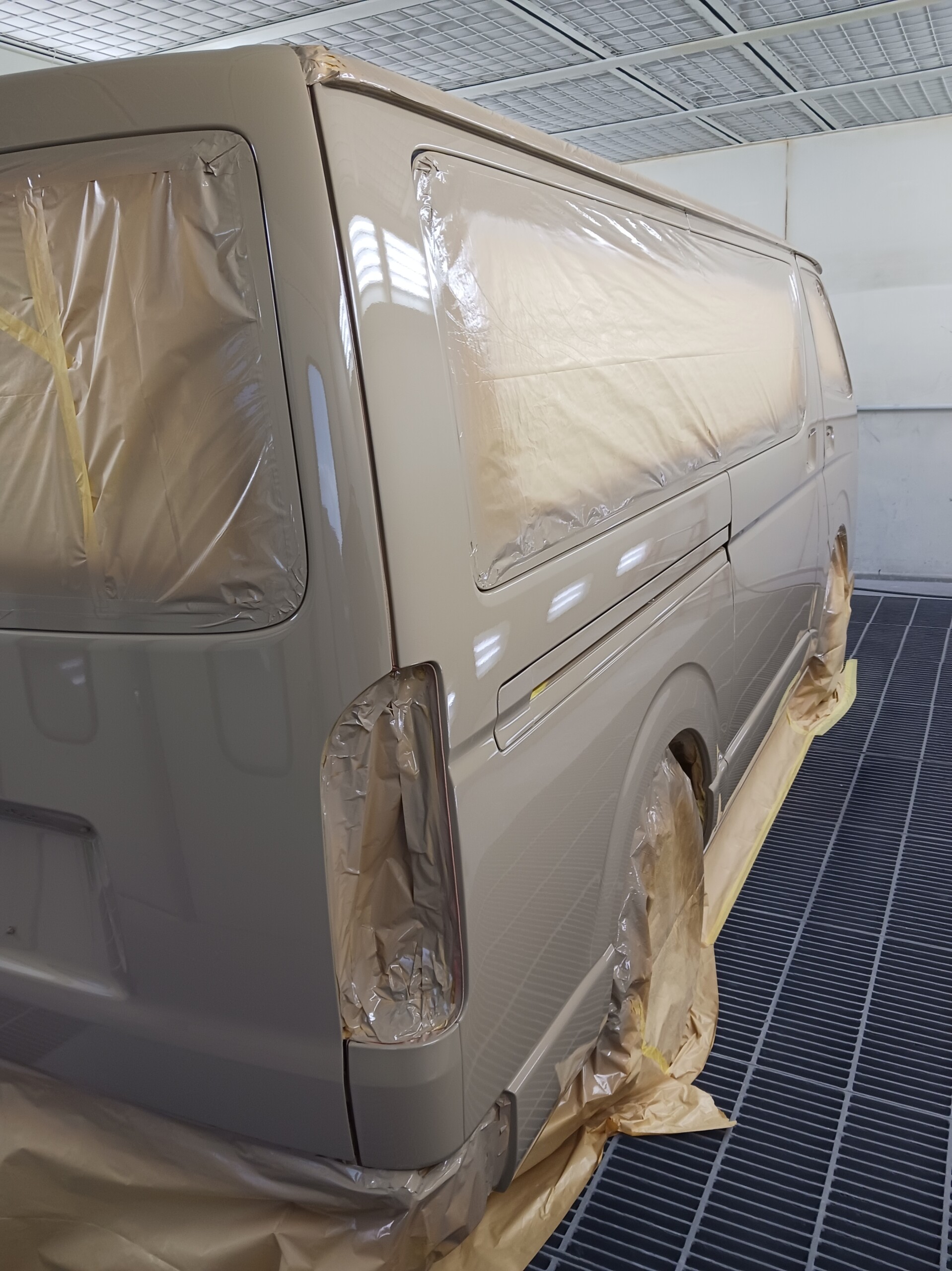 ハイエース純正色からアースカラーへ全塗装のご依頼