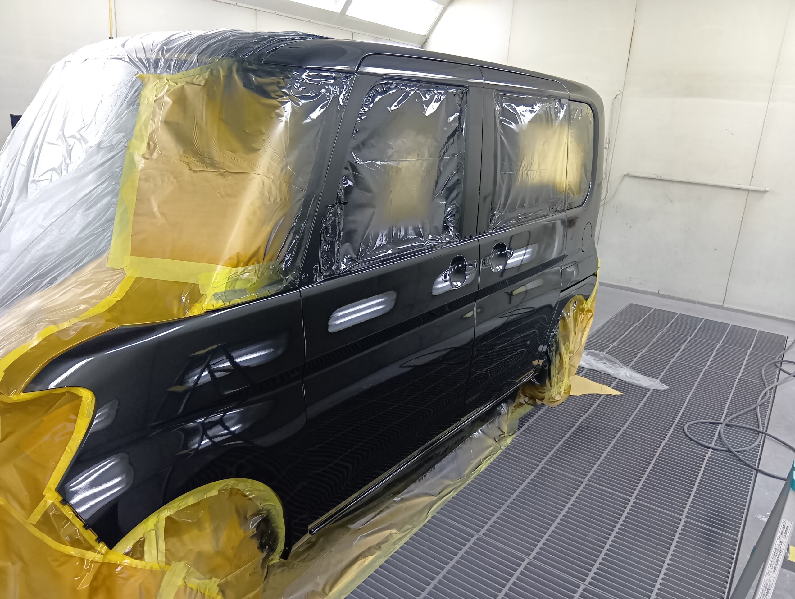 ダイハツタントLA600Sサスペンションフェンダードア保険修理のご依頼