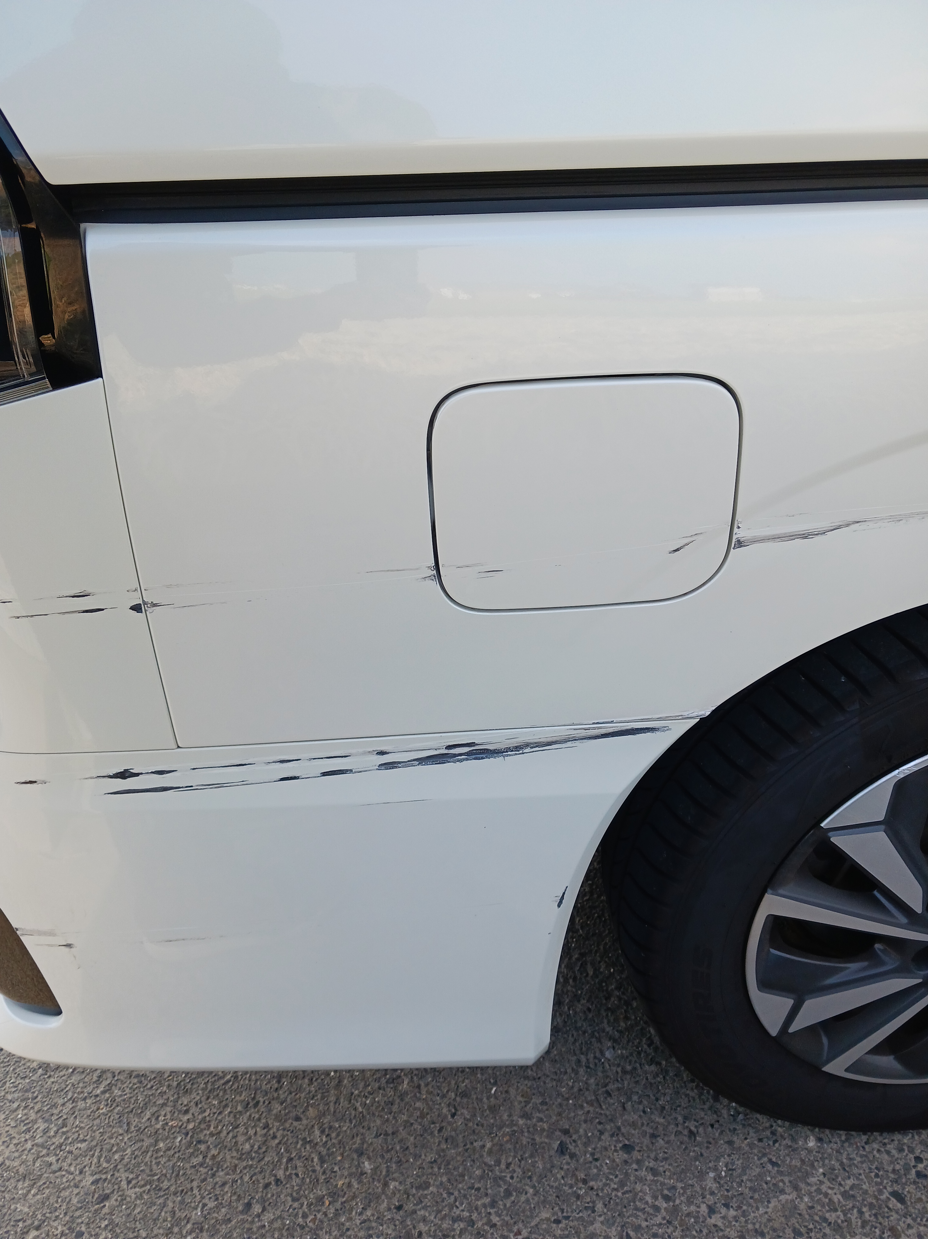 セレナハイブリッド右リアフェンダー事故修理のご依頼