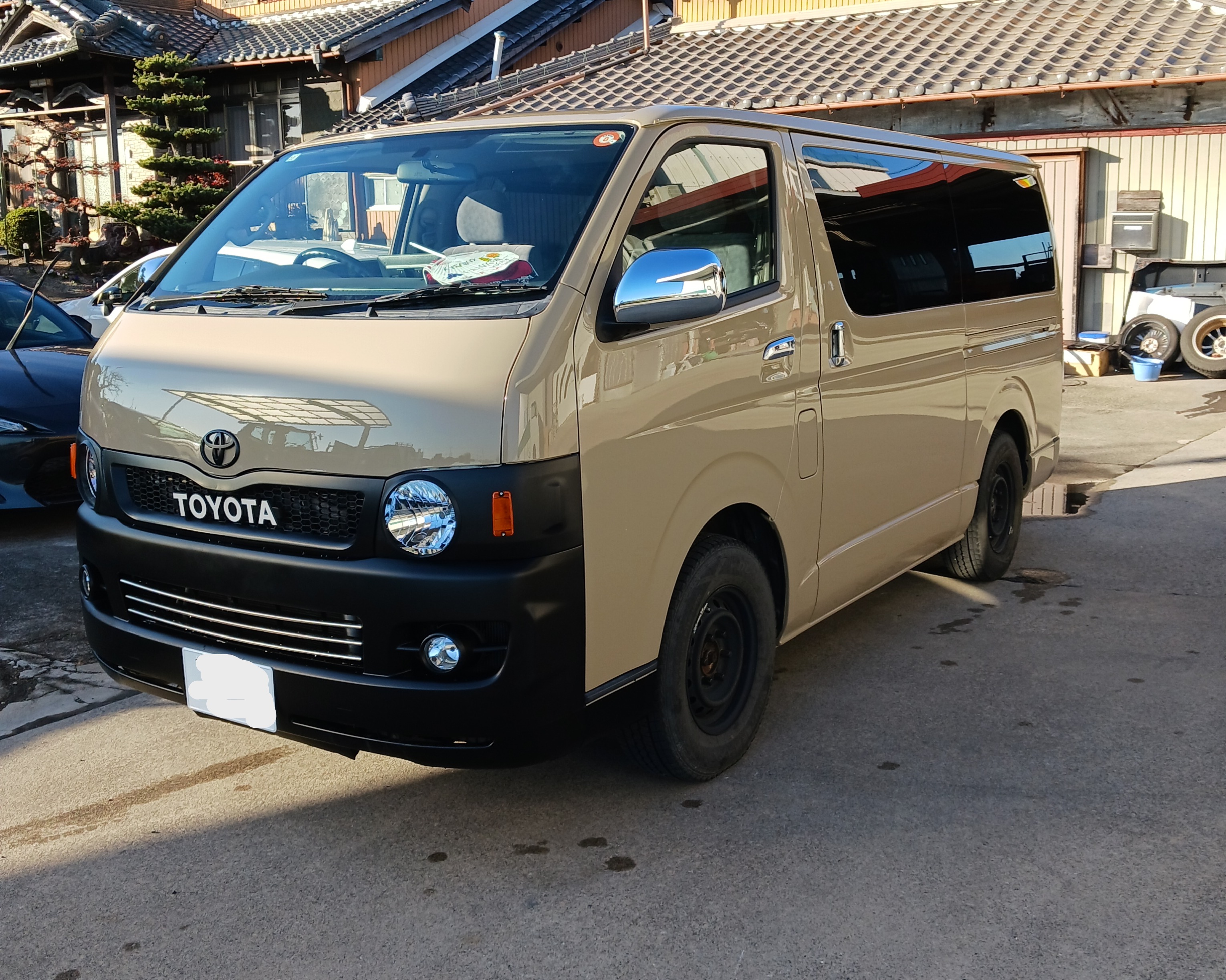 ハイエース純正色からアースカラーへ全塗装のご依頼