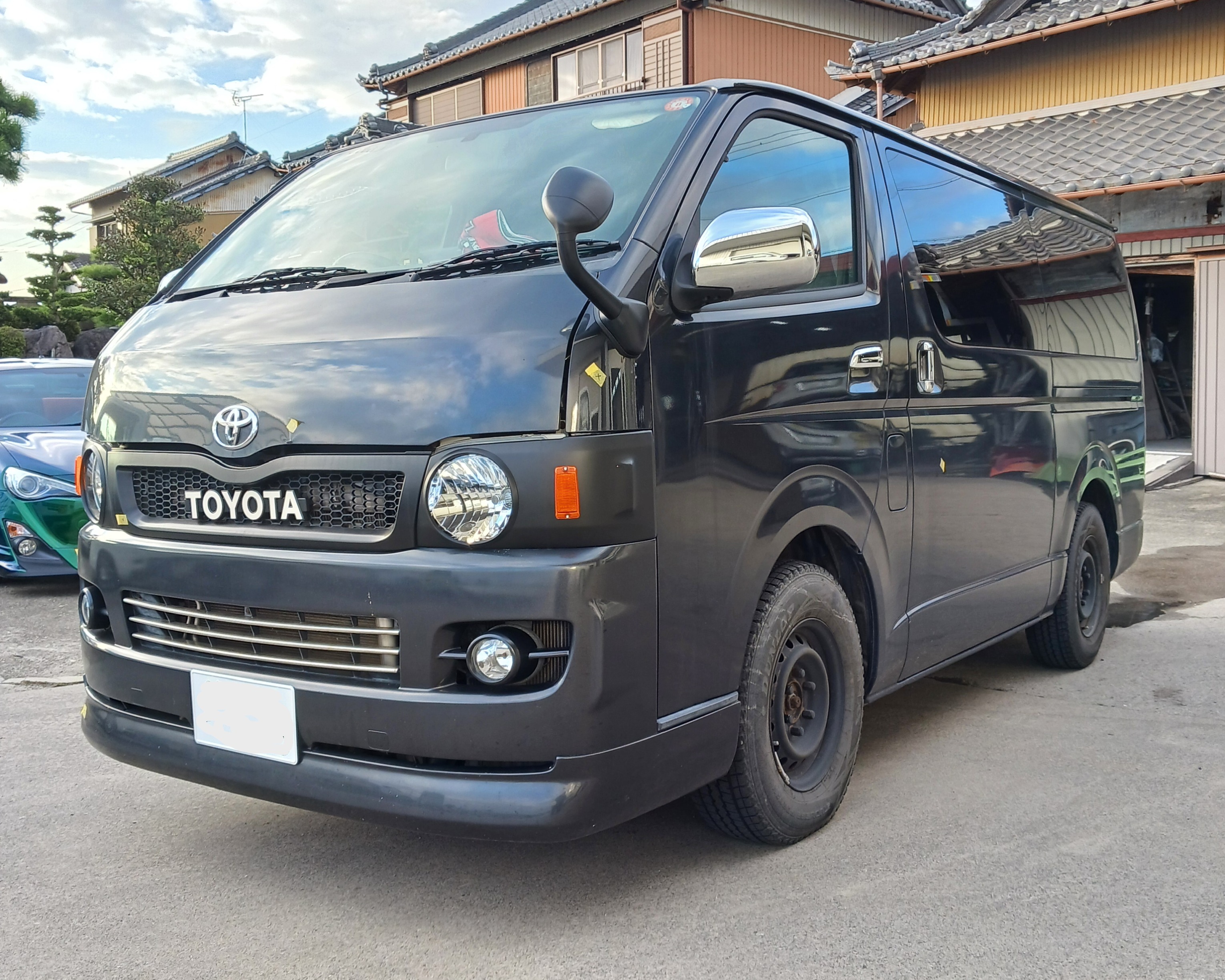 ハイエース純正色からアースカラーへ全塗装のご依頼