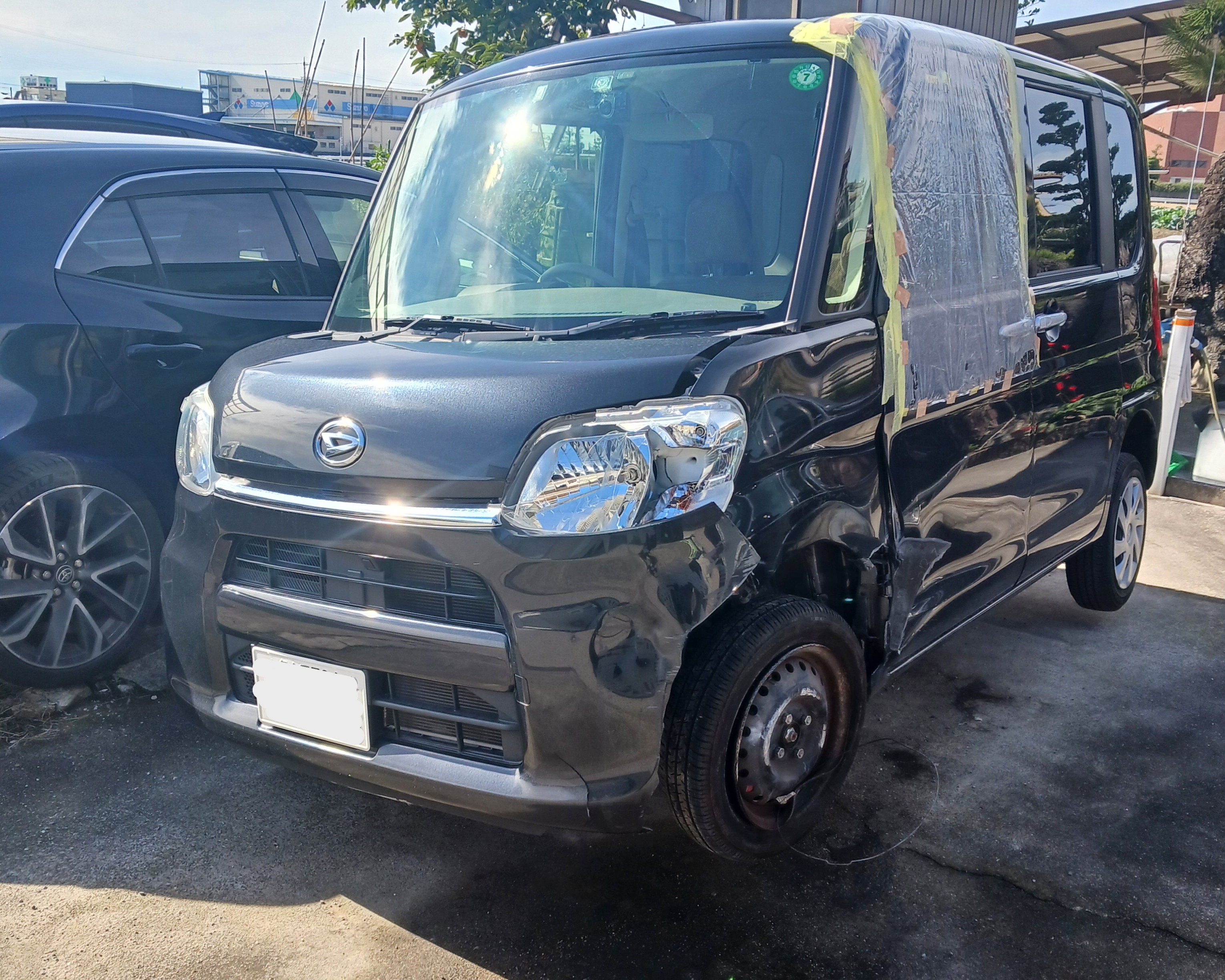 ダイハツタントLA600Sサスペンションフェンダードア保険修理のご依頼