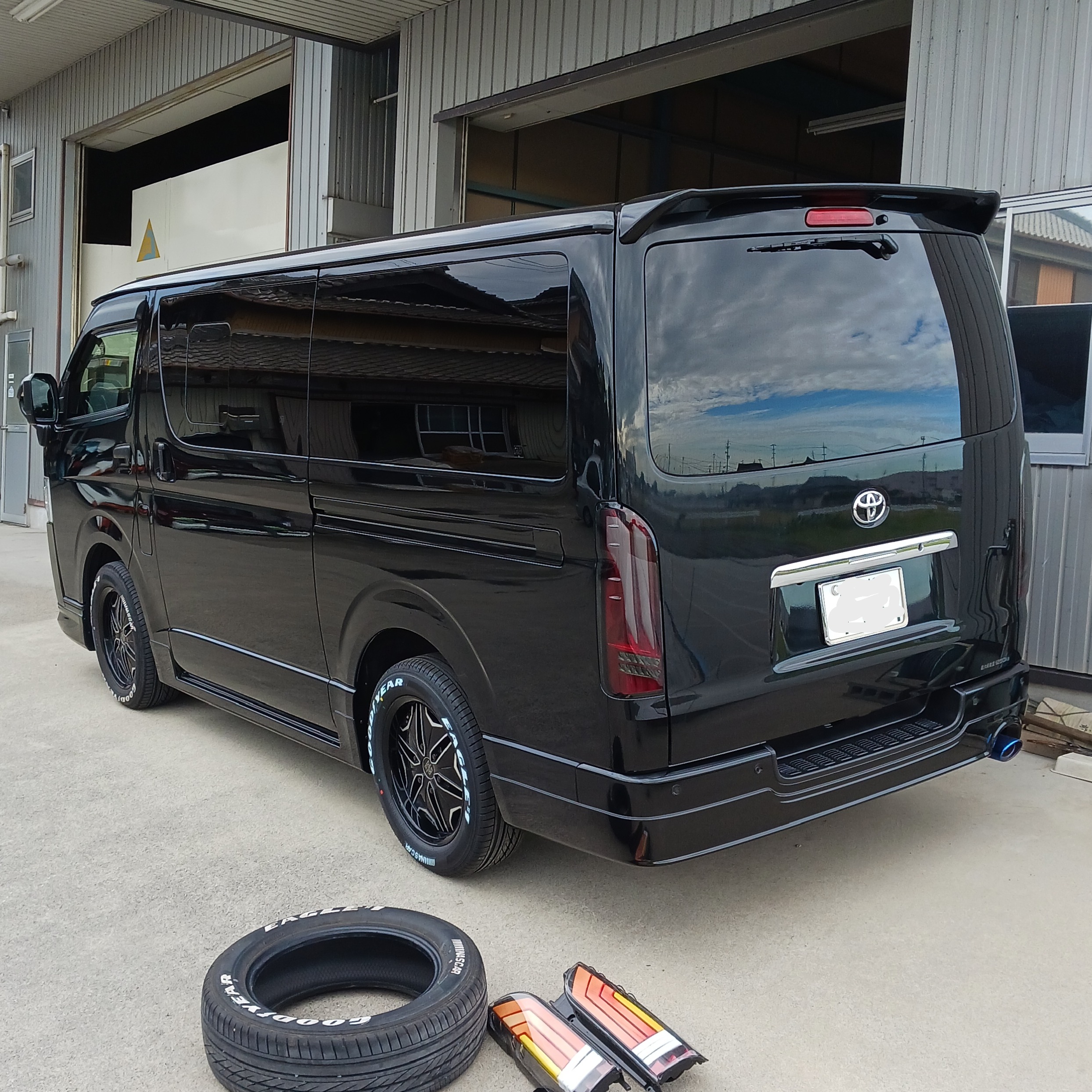 200系ハイエース左スライドドア、リアフェンダー保険修理のご依頼