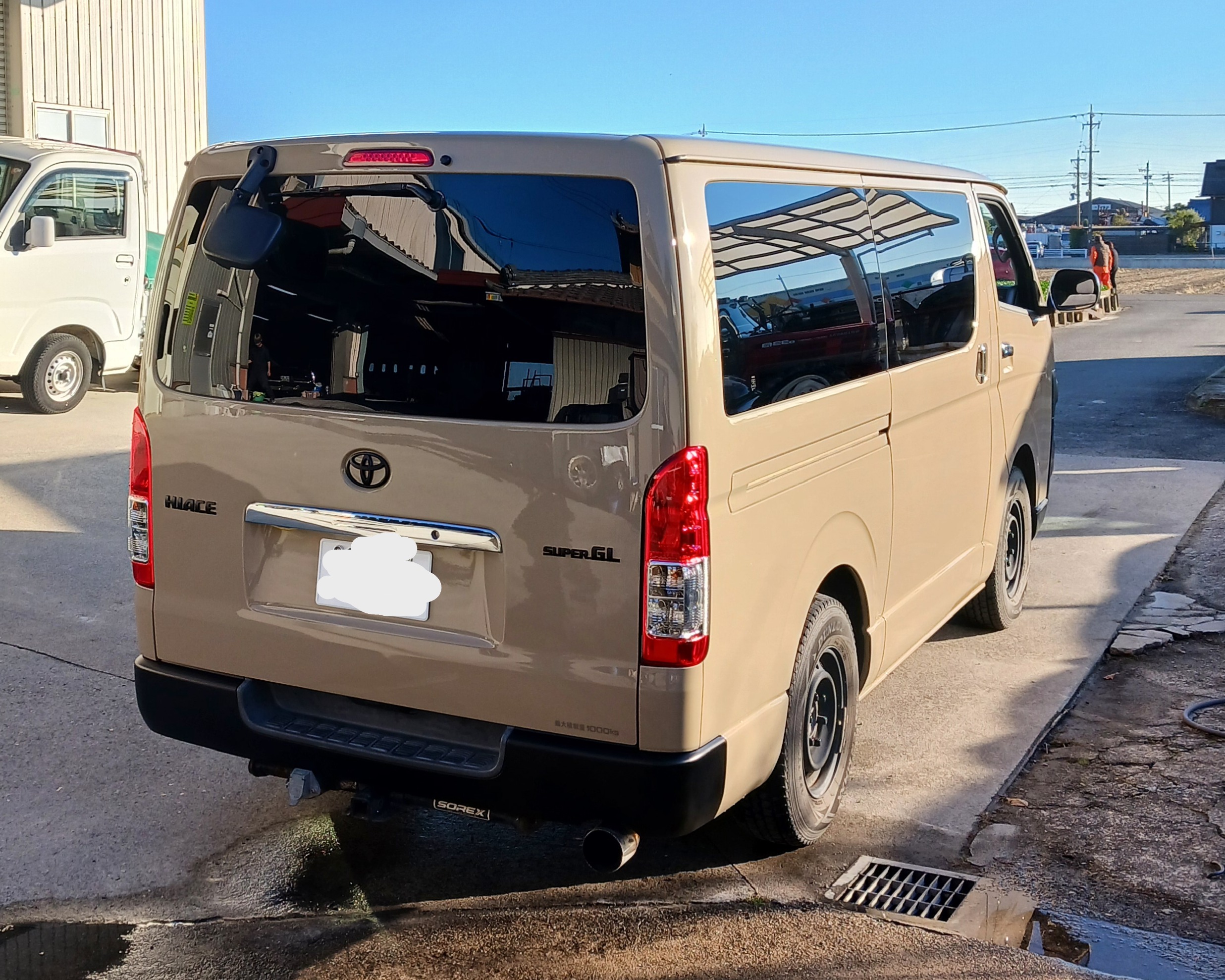 ハイエース純正色からアースカラーへ全塗装のご依頼