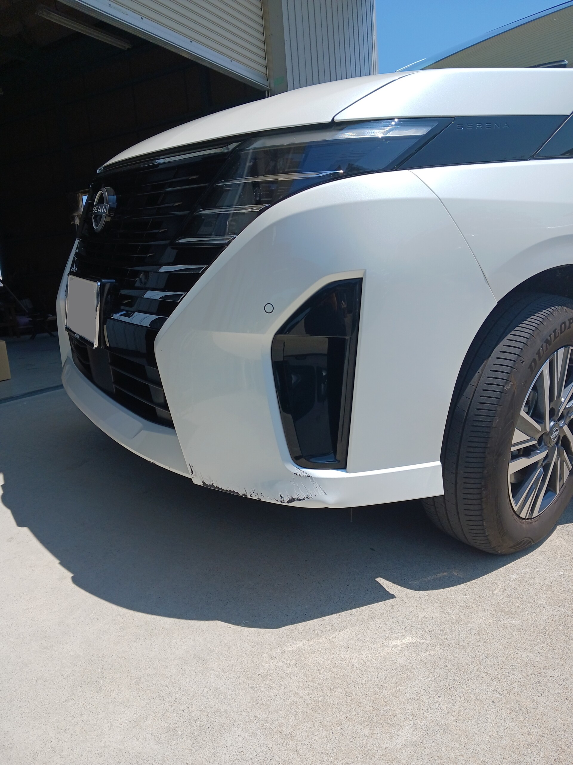【弥富市】日産セレナe-POWERのフロントバンパー交換｜キズ・ヘコミを実費修理で綺麗に修復