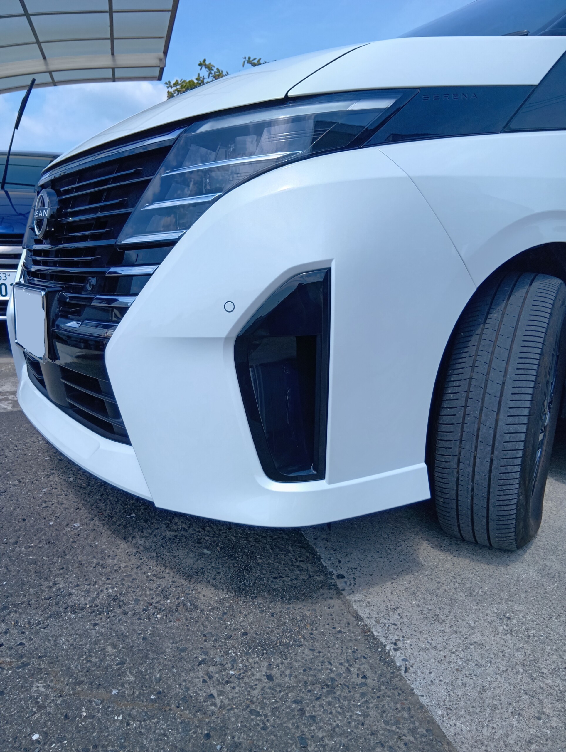 【弥富市】日産セレナe-POWERのフロントバンパー交換｜キズ・ヘコミを実費修理で綺麗に修復